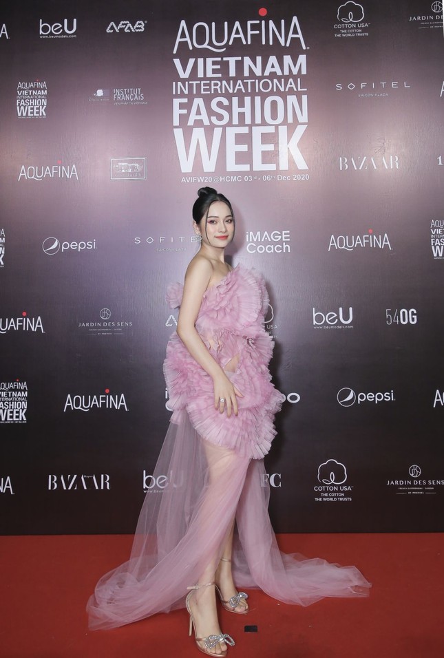 Thảm đỏ VIFW ngày 3: Diệu Nhi xinh như Hoa hậu, Lynk Lee mặc váy lấp lánh như công chúa ảnh 2