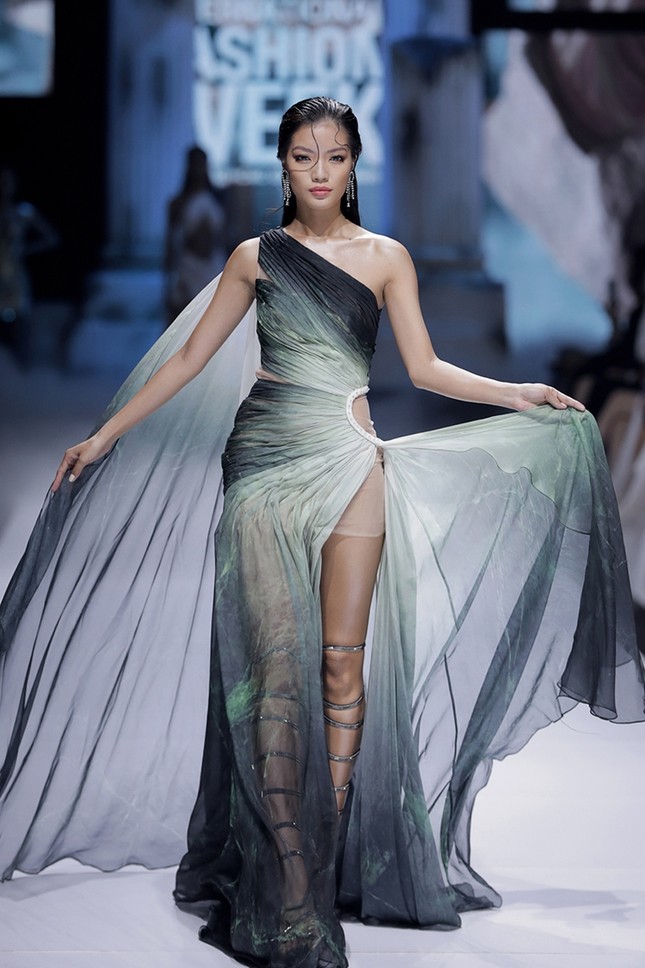 Mặc bộ váy nặng 40kg, Hoa hậu Đỗ Mỹ Linh lo lắng: “Em sợ sẽ bị ngã trên sàn catwalk!“ ảnh 8