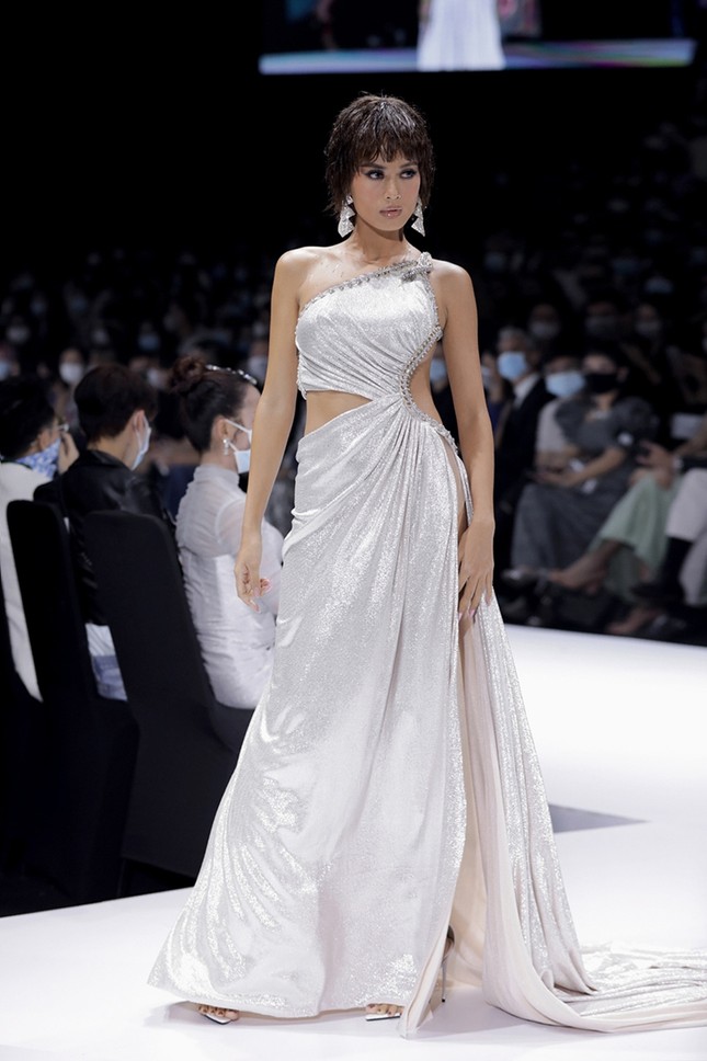 Mặc bộ váy nặng 40kg, Hoa hậu Đỗ Mỹ Linh lo lắng: “Em sợ sẽ bị ngã trên sàn catwalk!“ ảnh 10