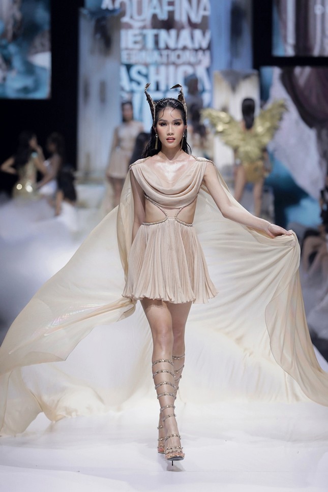 Mặc bộ váy nặng 40kg, Hoa hậu Đỗ Mỹ Linh lo lắng: “Em sợ sẽ bị ngã trên sàn catwalk!“ ảnh 2