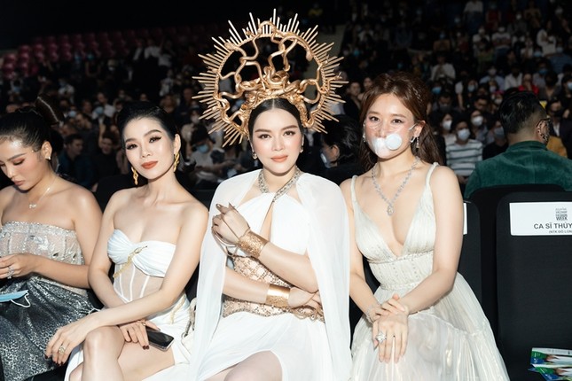 Loạt khẩu trang của Hoa hậu Đỗ Thị Hà và dàn sao: Xứng đáng được tổ chức show diễn riêng ảnh 6