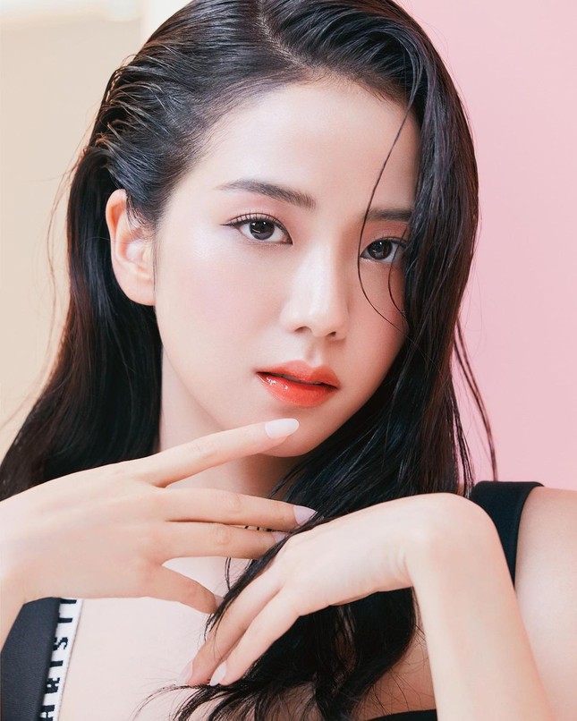 Jisoo BLACKPINK chứng minh nhan sắc hoa hậu, ảnh selfie và ảnh quảng cáo đẹp y chang nhau ảnh 2