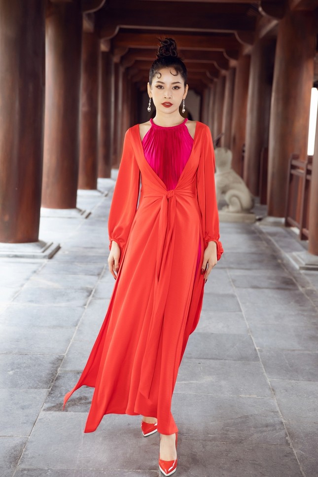 Hoa hậu Tiểu Vy, Mỹ Linh, Hương Giang, Chi Pu khoe thần thái trong cái lạnh dưới 10 độ ảnh 9