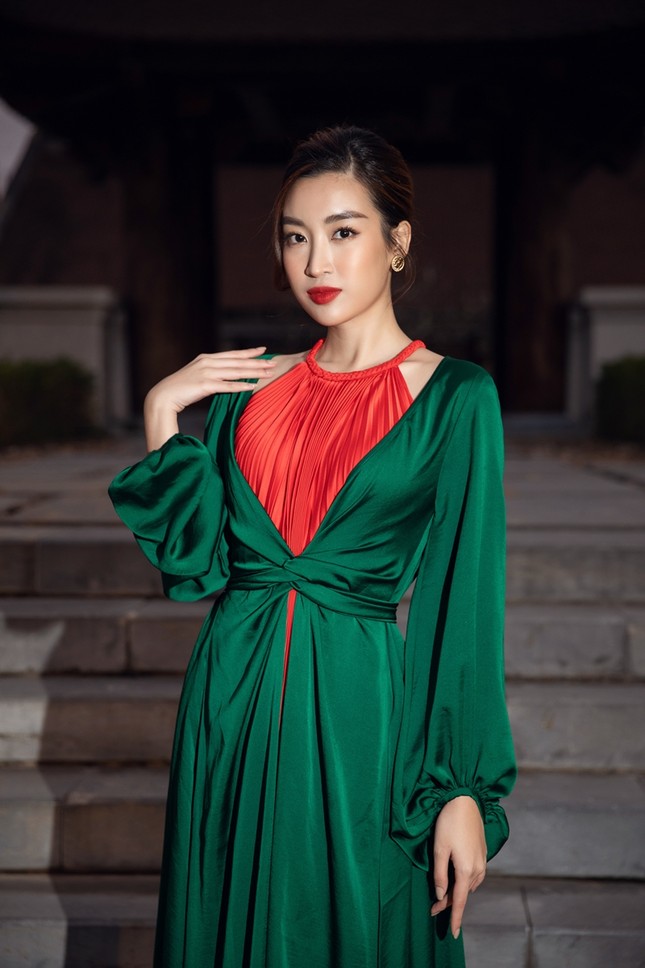 Hoa hậu Tiểu Vy, Mỹ Linh, Hương Giang, Chi Pu khoe thần thái trong cái lạnh dưới 10 độ ảnh 4
