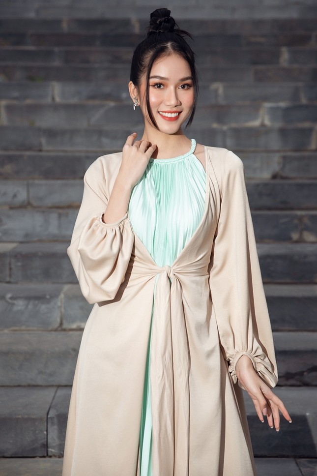 Hoa hậu Tiểu Vy, Mỹ Linh, Hương Giang, Chi Pu khoe thần thái trong cái lạnh dưới 10 độ ảnh 6