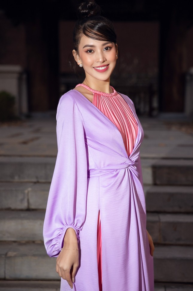 Hoa hậu Tiểu Vy, Mỹ Linh, Hương Giang, Chi Pu khoe thần thái trong cái lạnh dưới 10 độ ảnh 1