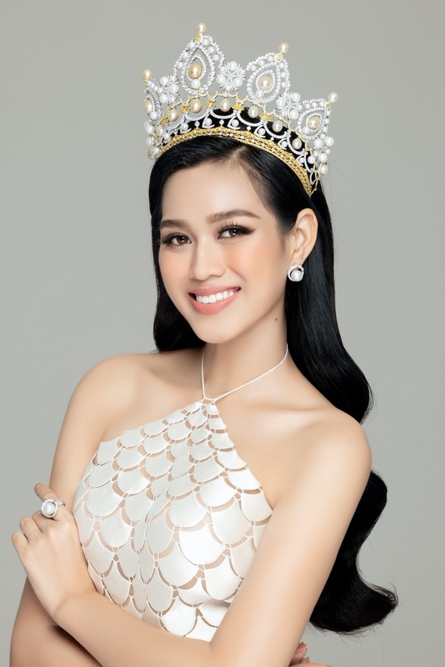 Hoa hậu Đỗ Thị Hà và 2 Á hậu khoe vai trần trong bộ váy đẹp như những “nàng tiên cá” ảnh 4