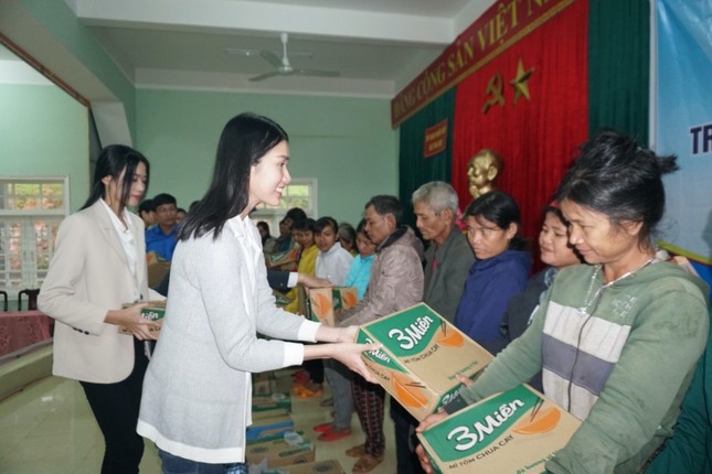 Hoa hậu Đỗ Thị Hà và 2 Á hậu vượt bùn đất tới Nam Trà My trao 1 tỷ đồng xây 18 căn nhà mới ảnh 3