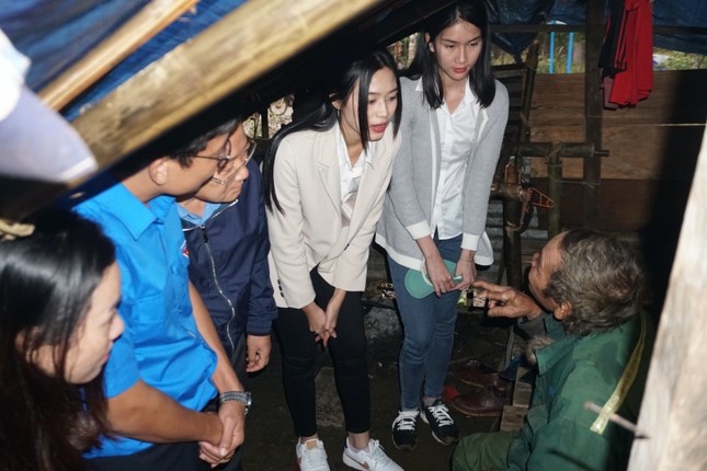 Hoa hậu Đỗ Thị Hà và 2 Á hậu vượt bùn đất tới Nam Trà My trao 1 tỷ đồng xây 18 căn nhà mới ảnh 1