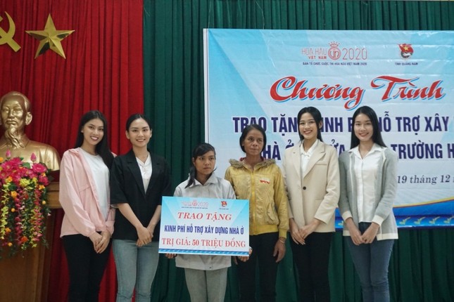 Hoa hậu Đỗ Thị Hà và 2 Á hậu vượt bùn đất tới Nam Trà My trao 1 tỷ đồng xây 18 căn nhà mới ảnh 4