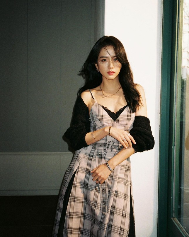 Học ngay Jisoo và Rosé (BLACKPINK) cách biến bra-top thành crop-top mà không phô tí nào ảnh 2
