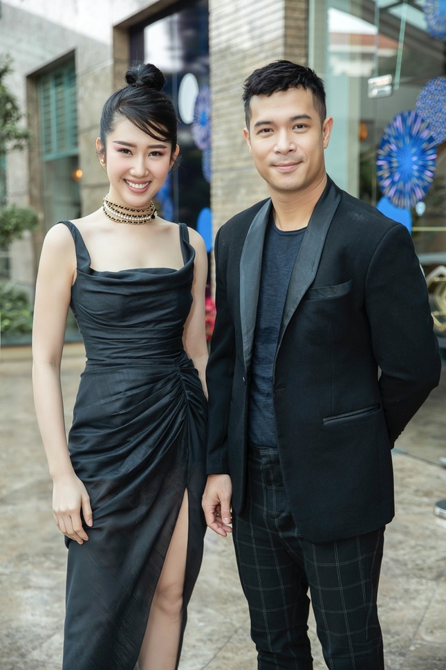 Đọ dáng trên thảm đỏ: Thúy Ngân xinh đẹp gợi cảm, Nhã Phương kín cổng cao tường ảnh 3
