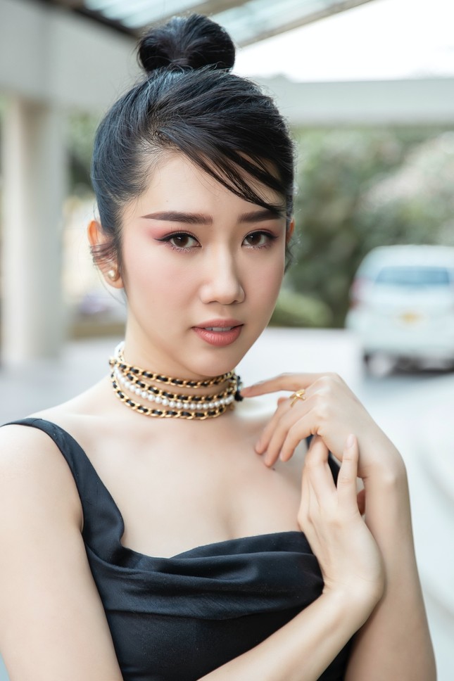 Đọ dáng trên thảm đỏ: Thúy Ngân xinh đẹp gợi cảm, Nhã Phương kín cổng cao tường ảnh 6