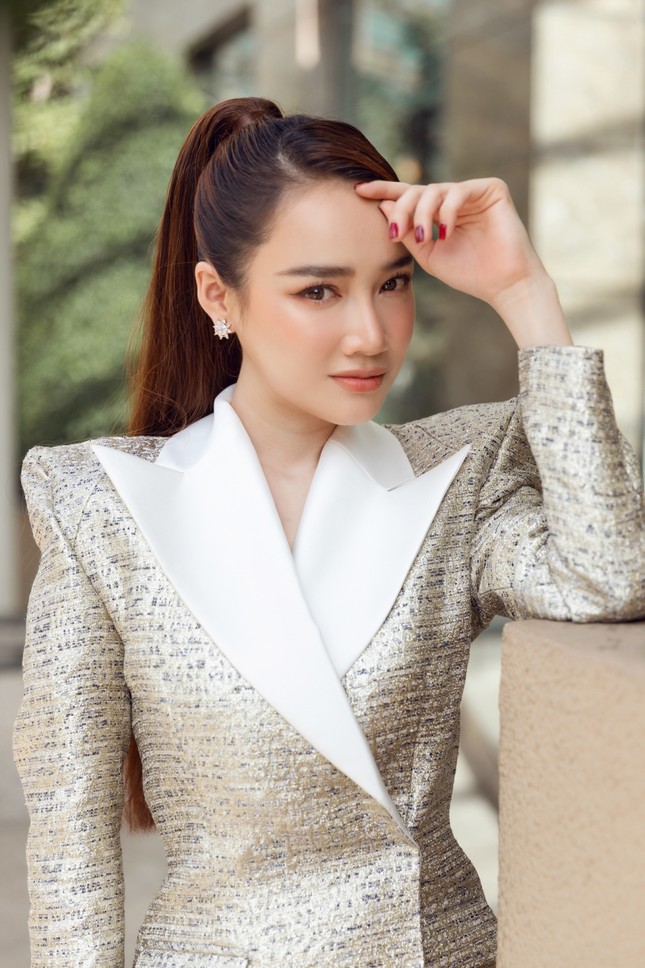 Đọ dáng trên thảm đỏ: Thúy Ngân xinh đẹp gợi cảm, Nhã Phương kín cổng cao tường ảnh 8