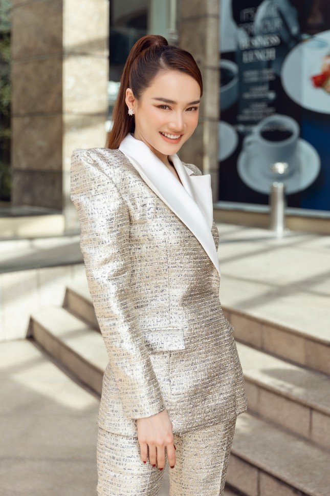 Đọ dáng trên thảm đỏ: Thúy Ngân xinh đẹp gợi cảm, Nhã Phương kín cổng cao tường ảnh 10
