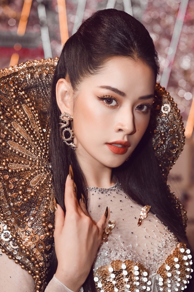 Chi Pu có quá can đảm khi dám diện chiếc váy 40kg “đụng hàng” Hoa hậu Mỹ Linh & H’Hen Niê? ảnh 4