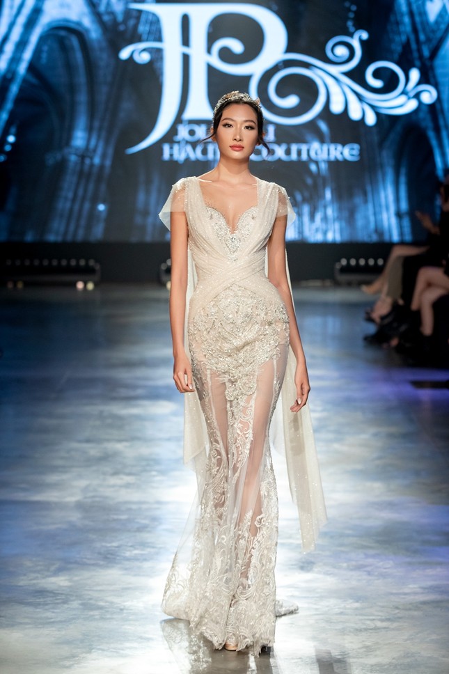 Hoa hậu Tiểu Vy mặc váy cô dâu, đội vương miện như “nữ hoàng” làm vedette show thời trang ảnh 9