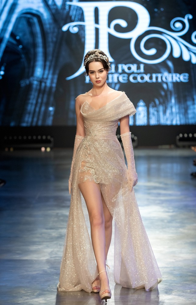 Hoa hậu Tiểu Vy mặc váy cô dâu, đội vương miện như “nữ hoàng” làm vedette show thời trang ảnh 10