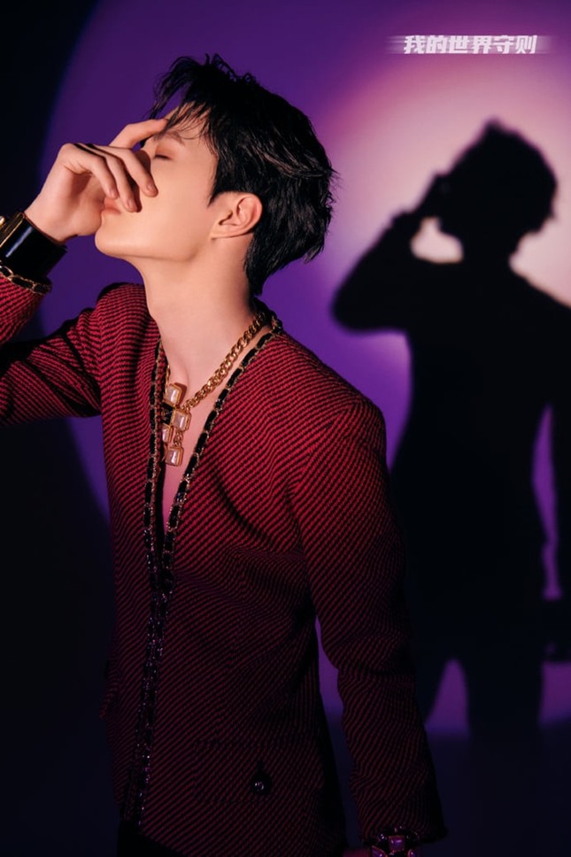 Vương Nhất Bác tung poster cho single thứ 4, netizen ghen tị vì nam thần có body siêu mỏng ảnh 5