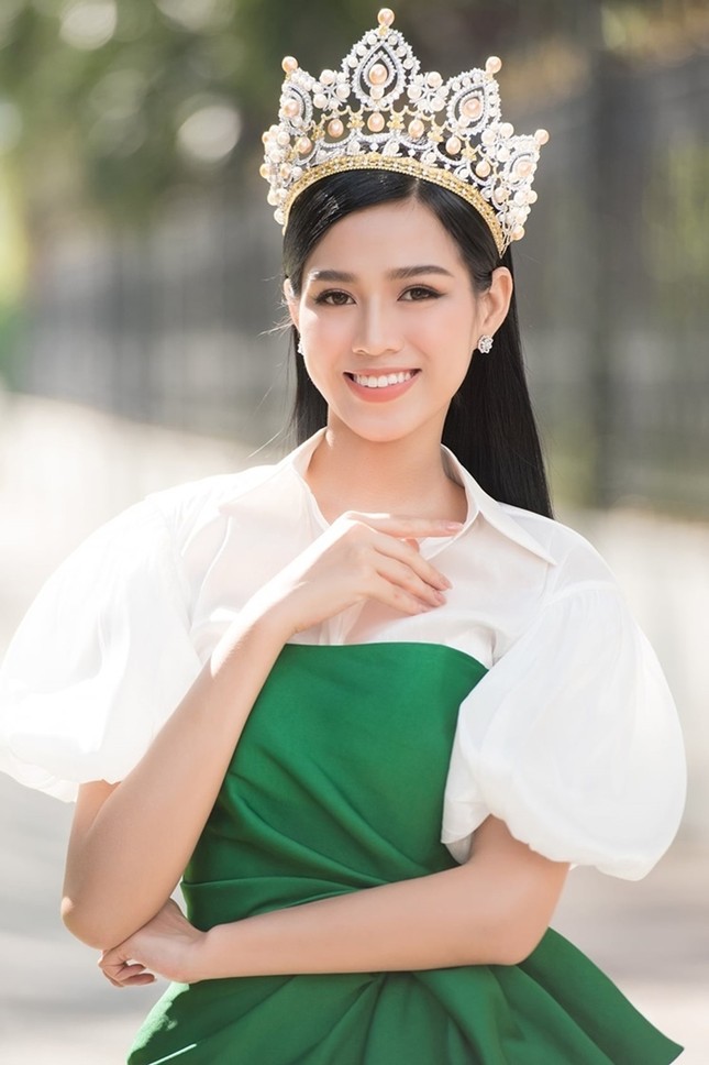 Loạt ảnh đội vương miện đẹp nhất của Hoa hậu Đỗ Thị Hà trong hơn 1 tháng sau đăng quang ảnh 9