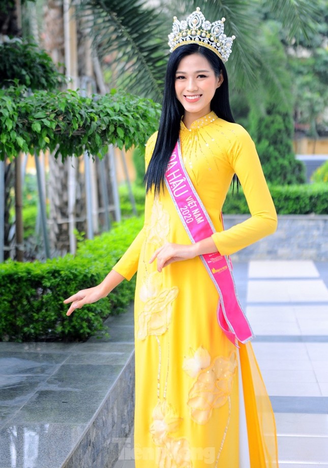 Loạt ảnh đội vương miện đẹp nhất của Hoa hậu Đỗ Thị Hà trong hơn 1 tháng sau đăng quang ảnh 6