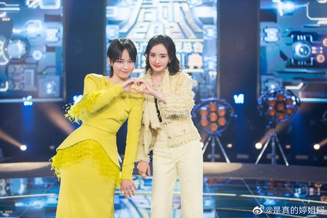 Dương Mịch bị chê thiếu sáng tạo khi mặc đồ đụng hàng “mỹ nam Chanel” Vương Nhất Bác ảnh 3