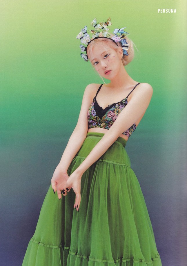 Học ngay Jisoo và Rosé (BLACKPINK) cách biến bra-top thành crop-top mà không phô tí nào ảnh 3