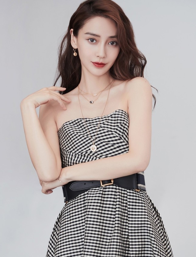Đụng hàng với 2 đại sứ Dior, Song Hye Kyo được khen thần thái lấn át Jisoo và Angela Baby ảnh 5