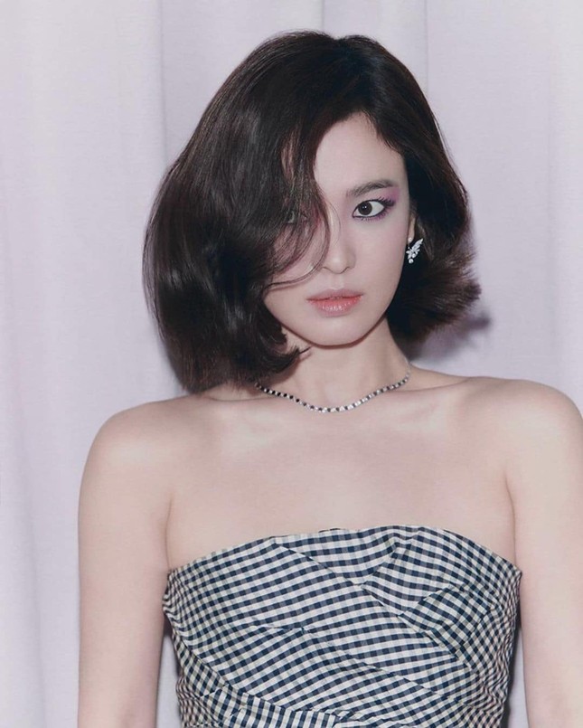 Đụng hàng với 2 đại sứ Dior, Song Hye Kyo được khen thần thái lấn át Jisoo và Angela Baby ảnh 6