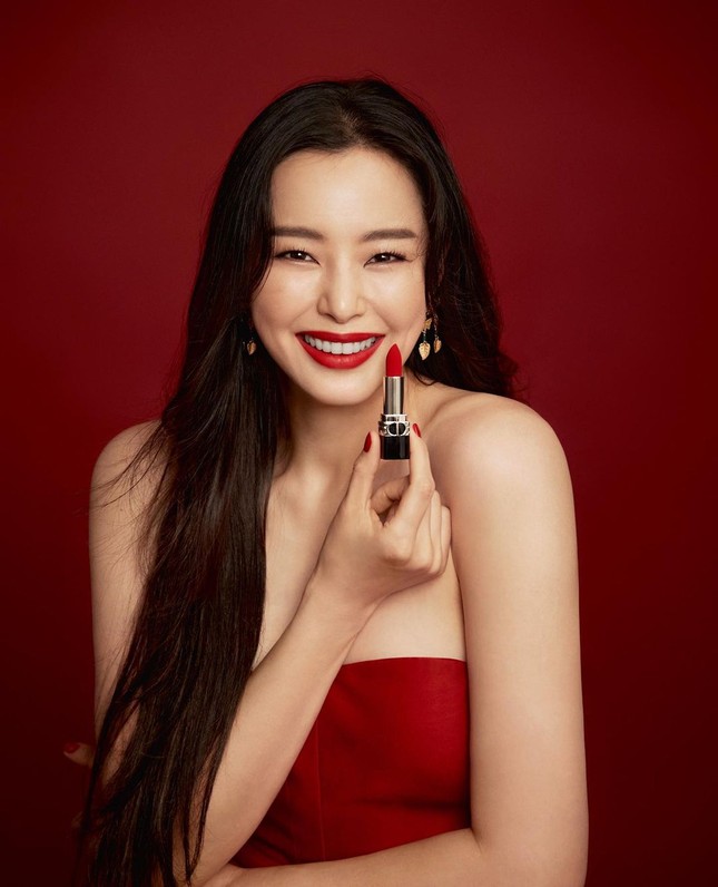 Jisoo BLACKPINK có lấn át được Hoa hậu Honey Lee trong loạt ảnh quảng cáo mỹ phẩm Dior? ảnh 6