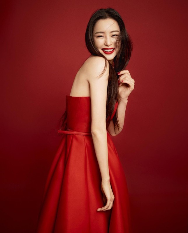 Jisoo BLACKPINK có lấn át được Hoa hậu Honey Lee trong loạt ảnh quảng cáo mỹ phẩm Dior? ảnh 8