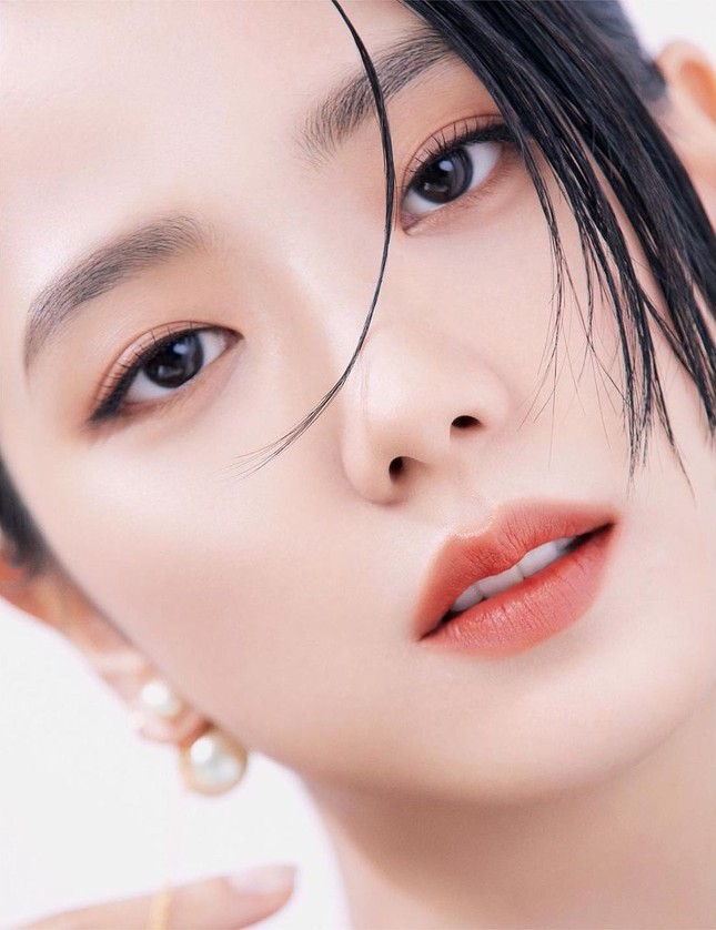 Jisoo BLACKPINK có lấn át được Hoa hậu Honey Lee trong loạt ảnh quảng cáo mỹ phẩm Dior? ảnh 4