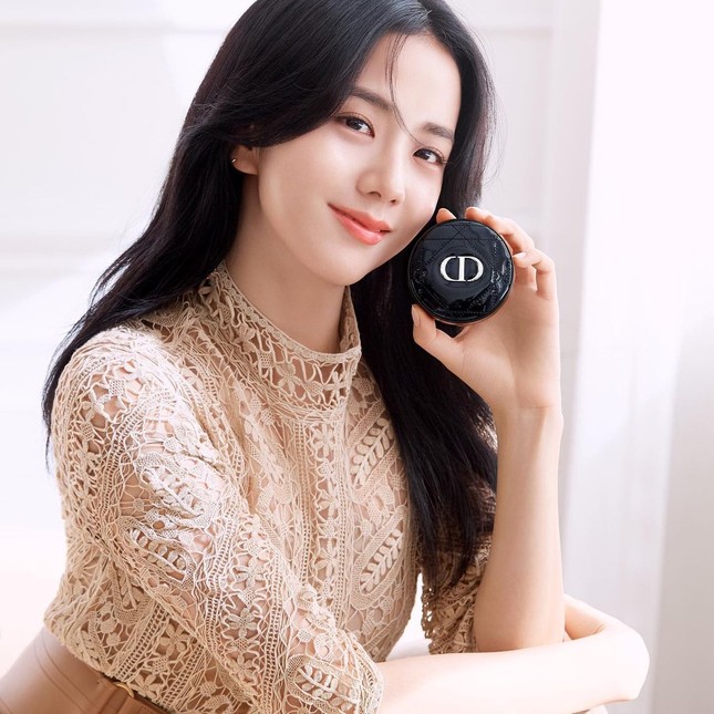 Jisoo BLACKPINK có lấn át được Hoa hậu Honey Lee trong loạt ảnh quảng cáo mỹ phẩm Dior? ảnh 9