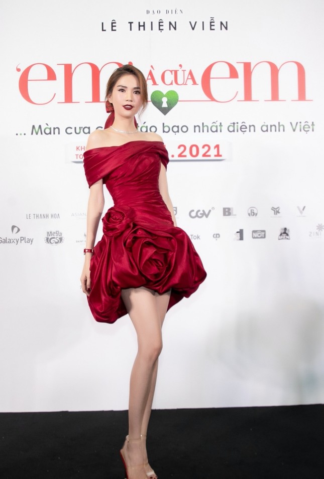 Ngọc Trinh cosplay thành đóa hồng đỏ thắm nhưng lại gây hiệu ứng ngược vì điều cơ bản này ảnh 1