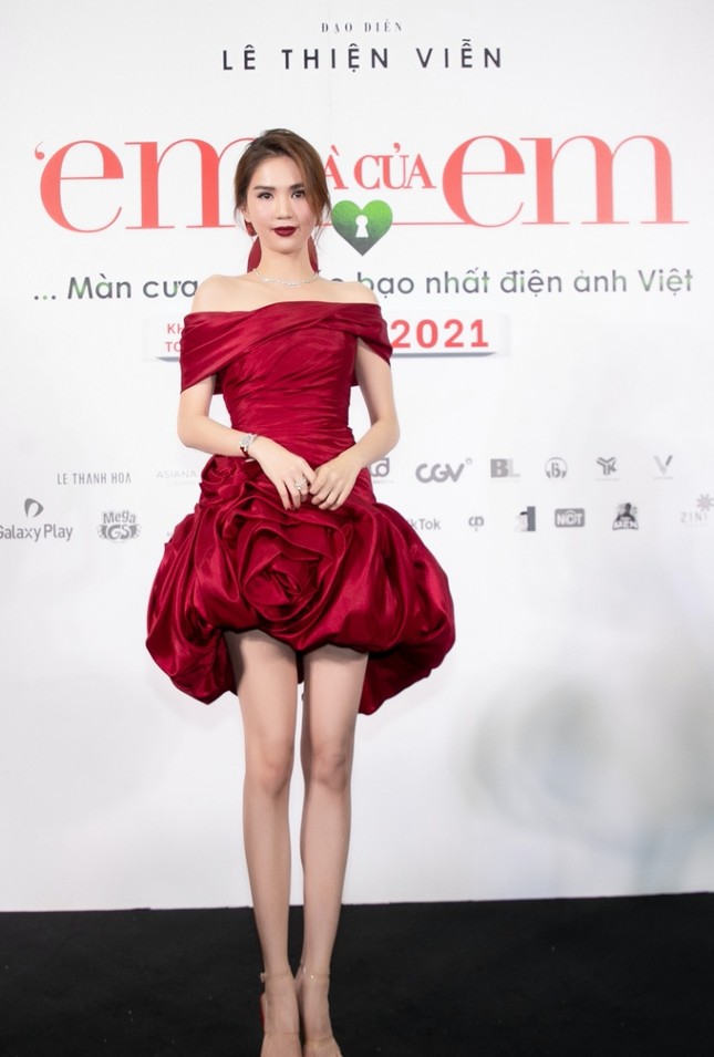Ngọc Trinh cosplay thành đóa hồng đỏ thắm nhưng lại gây hiệu ứng ngược vì điều cơ bản này ảnh 2