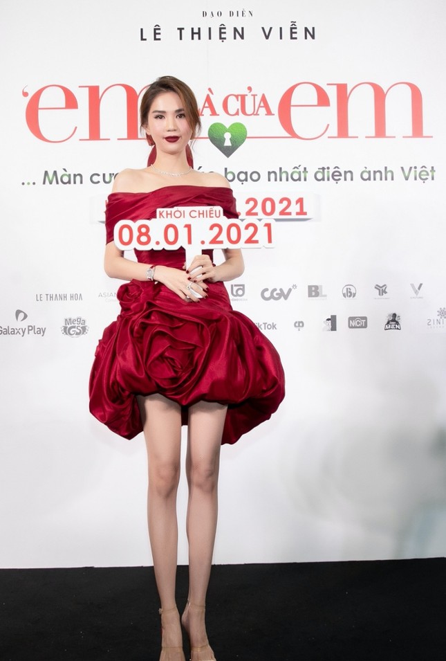 Ngọc Trinh cosplay thành đóa hồng đỏ thắm nhưng lại gây hiệu ứng ngược vì điều cơ bản này ảnh 4