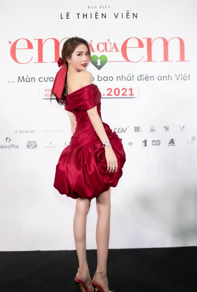 Ngọc Trinh cosplay thành đóa hồng đỏ thắm nhưng lại gây hiệu ứng ngược vì điều cơ bản này ảnh 3