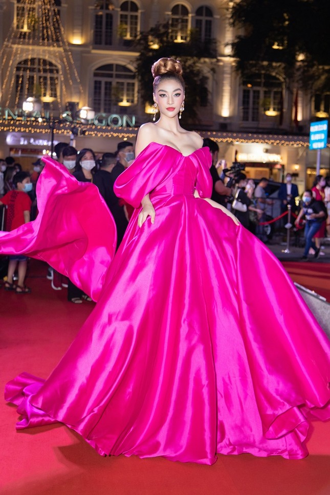 Hoa hậu Đỗ Thị Hà, Tiểu Vy và Lương Thùy Linh lại có màn đọ sắc “cực gắt” trên thảm đỏ ảnh 9