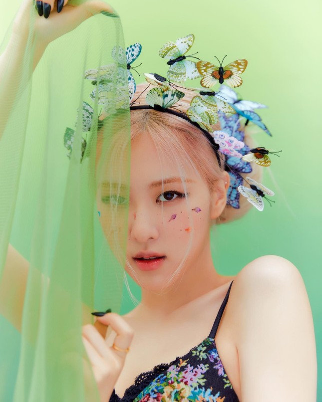Ảnh tốt nghiệp của Rosé BLACKPINK gây tranh cãi lớn, khiến cô nàng dính nghi án dao kéo? ảnh 3
