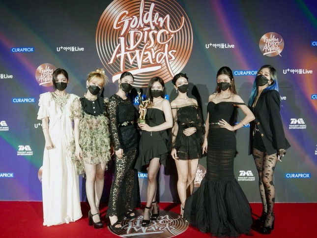 Seunghee OH MY GIRL biến bộ váy từng được Jennie BLACKPINK mặc thành "thảm họa thời trang" ảnh 1
