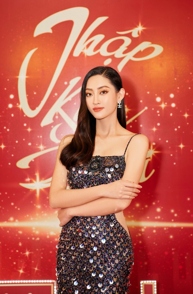 Hoa hậu Đỗ Thị Hà và Lương Thùy Linh chọn váy màu sắc đối lập, khoe khéo body cực phẩm ảnh 3
