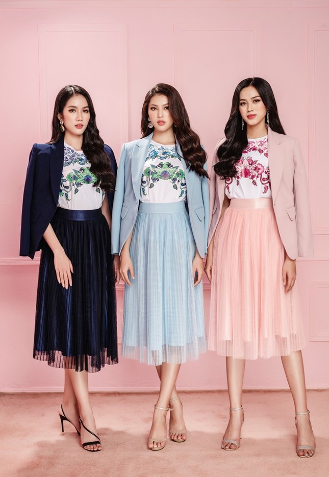 Học Hoa hậu Đỗ Thị Hà và hai nàng Á hậu cách chọn trang phục xinh tươi mùa Lễ Tết ảnh 8