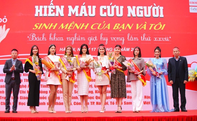 Hoa hậu Đỗ Thị Hà cùng hai Á hậu lan tỏa thông điệp nhân văn của ngày Chủ Nhật Đỏ ảnh 1