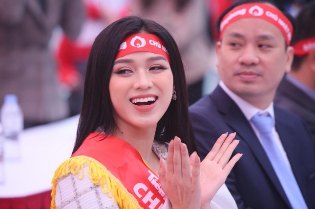 Hoa hậu Đỗ Thị Hà cùng hai Á hậu lan tỏa thông điệp nhân văn của ngày Chủ Nhật Đỏ ảnh 3