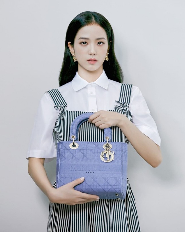 Lại đụng đồ Dior với Jisoo (BLACKPINK), Triệu Lệ Dĩnh tiếp tục bị chê lộ nhược điểm ảnh 1
