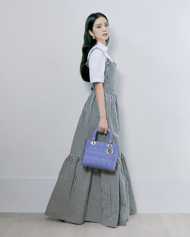 Lại đụng đồ Dior với Jisoo (BLACKPINK), Triệu Lệ Dĩnh tiếp tục bị chê lộ nhược điểm ảnh 2