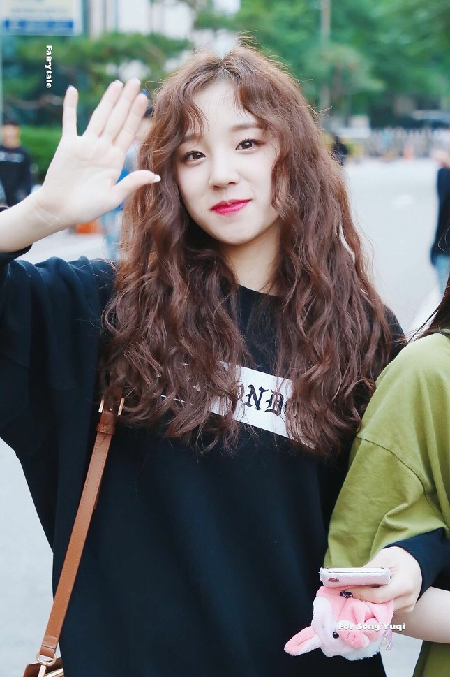 Hoá ra idol hợp với tóc xoăn dài nhất K-Pop không phải là Jisoo (BLACKPINK) hay Irene (Red Velvet) ảnh 6