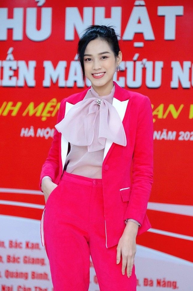 Soi trang phục Hoa hậu Đỗ Thị Hà trong các hoạt động nhân ái: Xinh đẹp nền nã, không có gì để chê ảnh 5