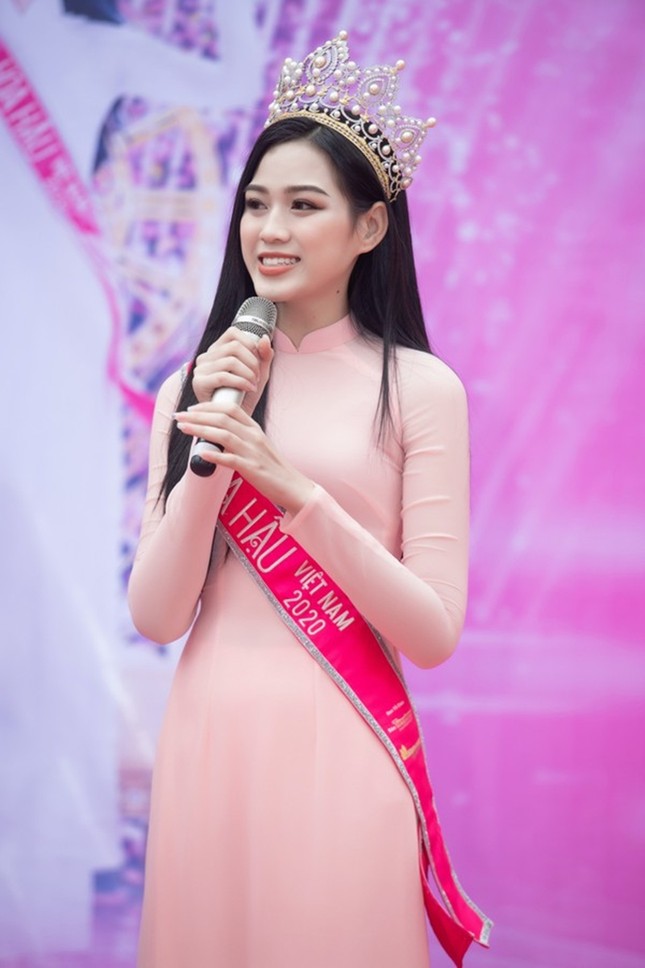 Soi trang phục Hoa hậu Đỗ Thị Hà trong các hoạt động nhân ái: Xinh đẹp nền nã, không có gì để chê ảnh 9