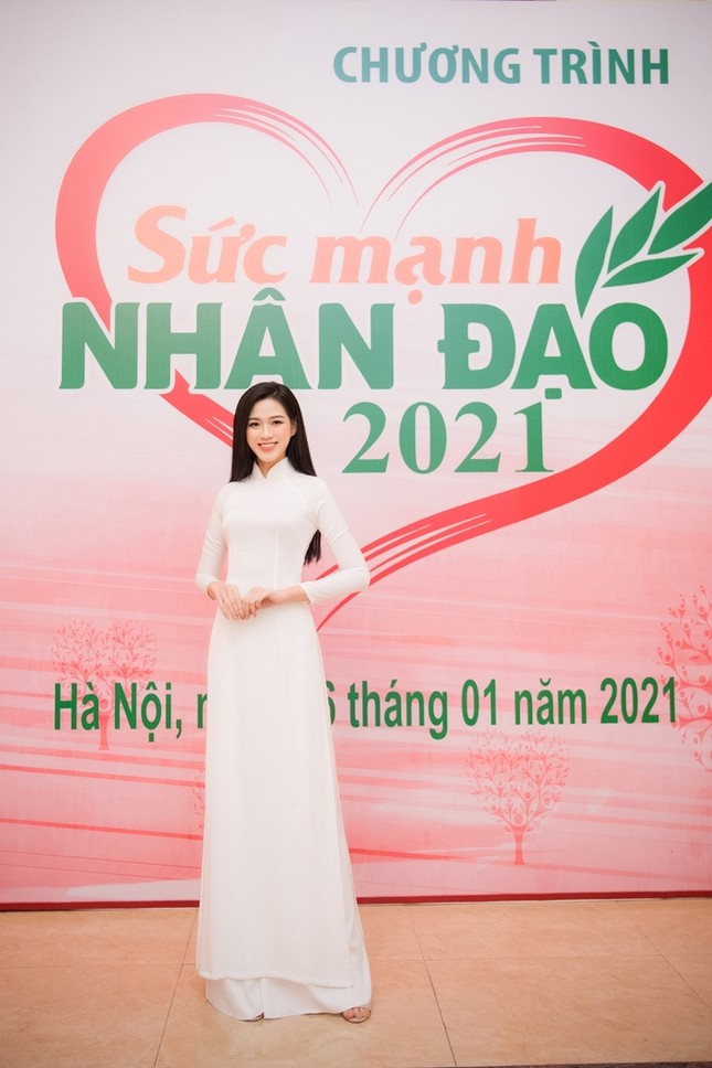 Hoa hậu Đỗ Thị Hà xinh đẹp trong tà áo dài trắng, chính thức đảm nhận cương vị mới đầy ý nghĩa ảnh 1